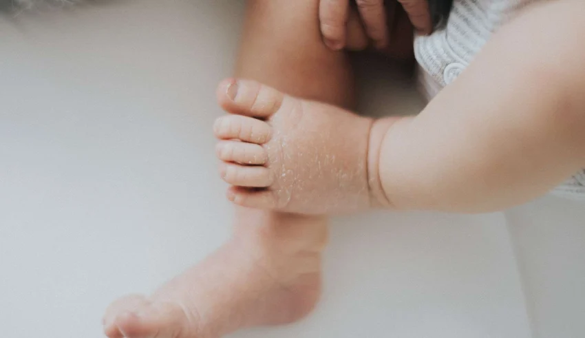 8 قواعد للعناية ببشرة طفلكِ الرضيع... احميها من الجفاف والحساسية!