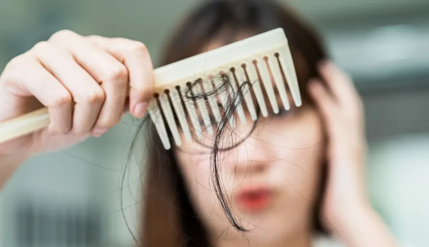 تساقط الشعر بسبب الضغوط النفسية: كيف يمكن التعامل مع هذه المشكلة؟