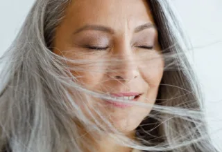 10 حقائق مدهشة حول علاج الشعر الرمادي مع نصائح فعّالة للعناية به!
