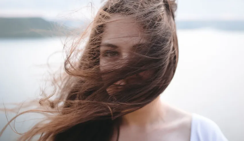 التلوث وصحة الشعر: خطر يهدد جمالك! كيف تحمين شعركِ وتحافظين عليه؟